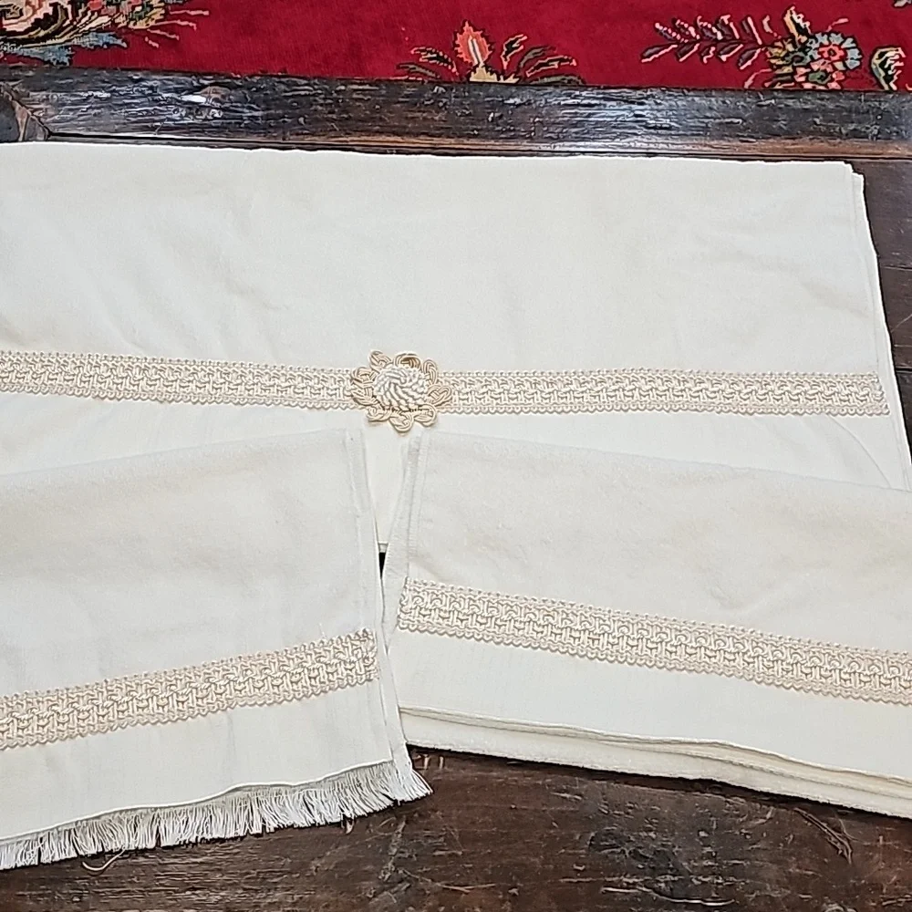 NWOT Avanti (3 pc)  Towel Set